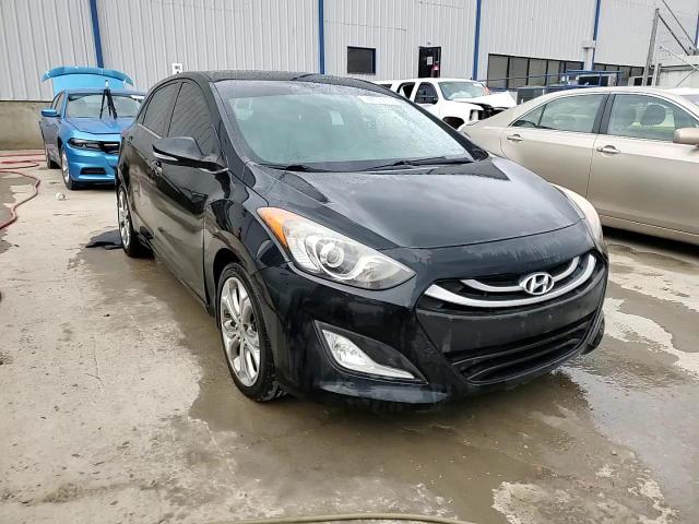 2013 Hyundai Elantra - Image 13