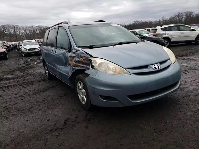 2010 Toyota Sienna - Image 12