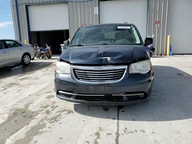 2013 Chrysler Town & Country - Image 11