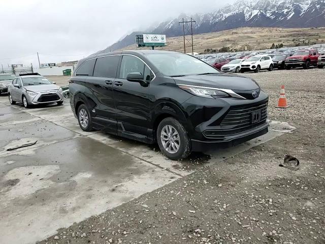 2022 Toyota Sienna - Image 11