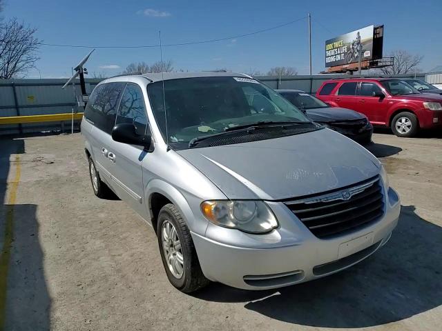 2005 Chrysler Town & Country - Image 12