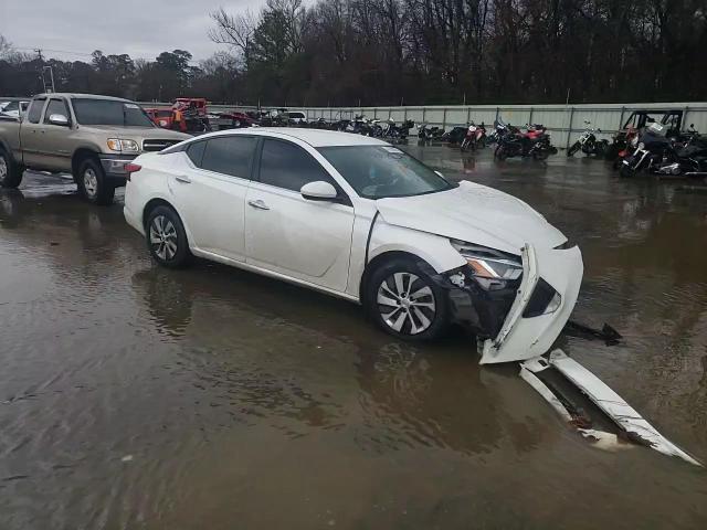2020 Nissan Altima - Image 13