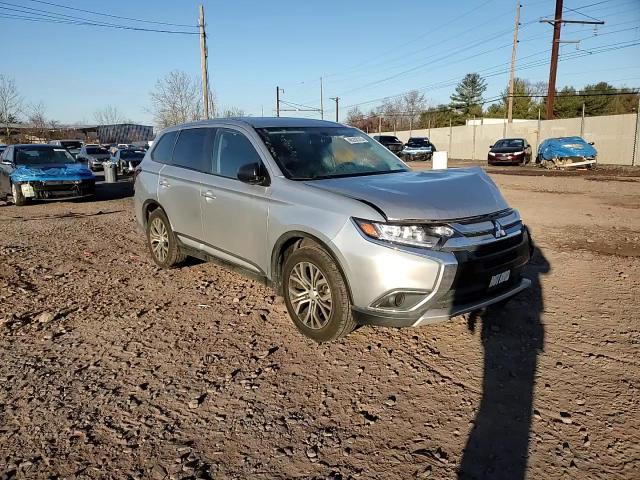 2018 Mitsubishi Outlander - Image 12
