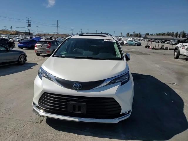2021 Toyota Sienna - Image 12
