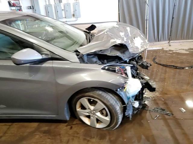2013 Hyundai Elantra - Image 14