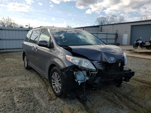 2015 Toyota Sienna - Image 12