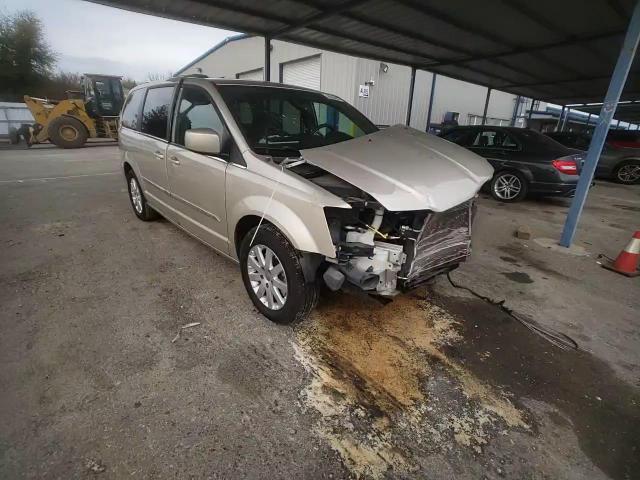 2016 Chrysler Town & Country - Image 11