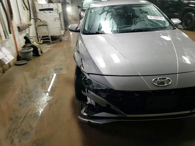 2022 Hyundai Elantra - Image 13