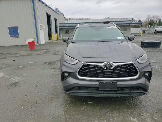 2022 Toyota Highlander - Image 11