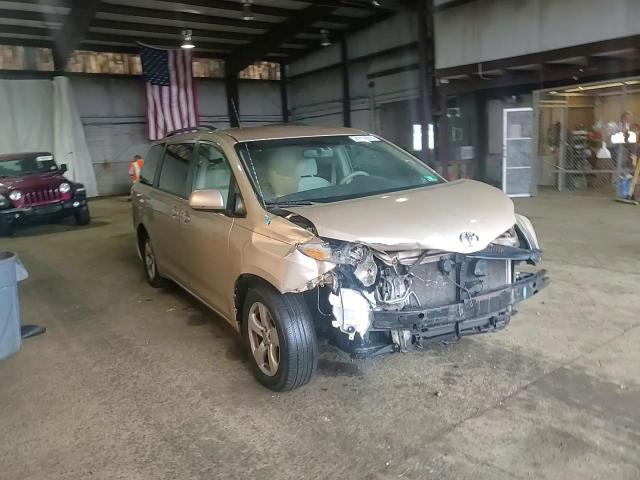 2011 Toyota Sienna - Image 11