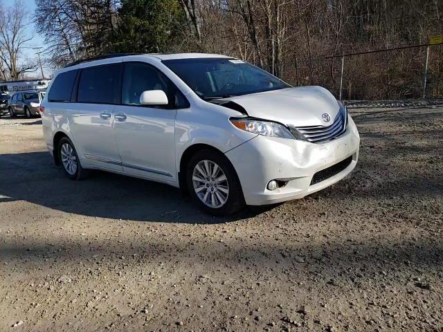 2011 Toyota Sienna - Image 12