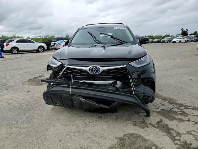 2021 Toyota Highlander - Image 12