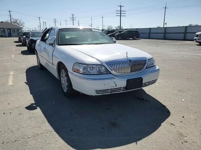 2011 Lincoln Town Car - Image 11