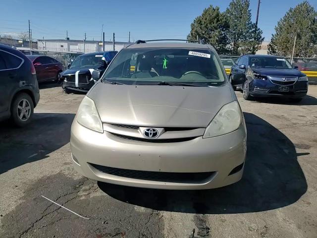 2010 Toyota Sienna - Image 12