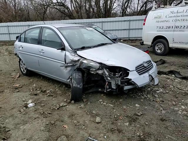 2010 Hyundai Accent - Image 10