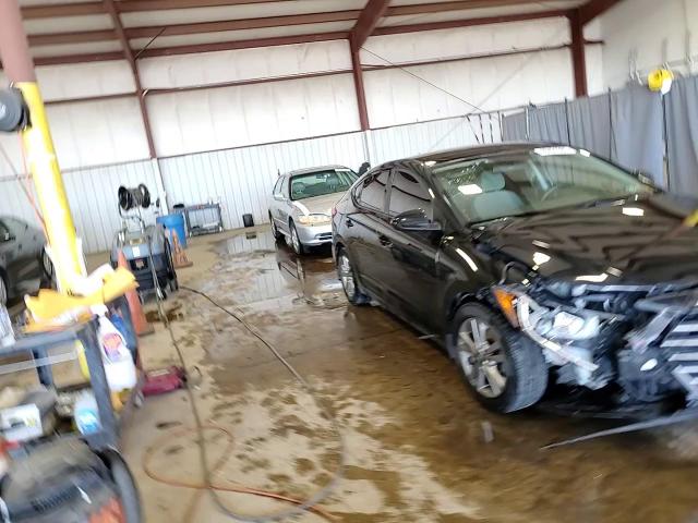 2018 Hyundai Elantra - Image 13