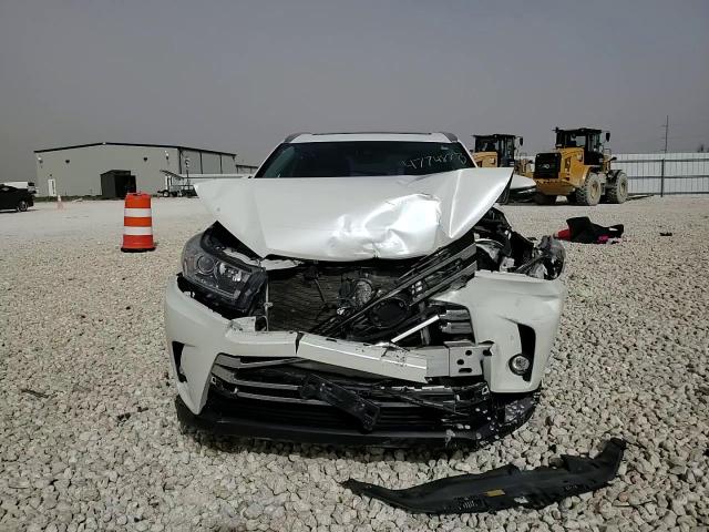 2019 Toyota Highlander - Image 12