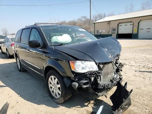 2016 Chrysler Town & Country - Image 10