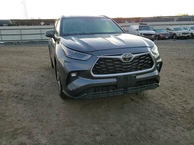 2022 Toyota Highlander - Image 11