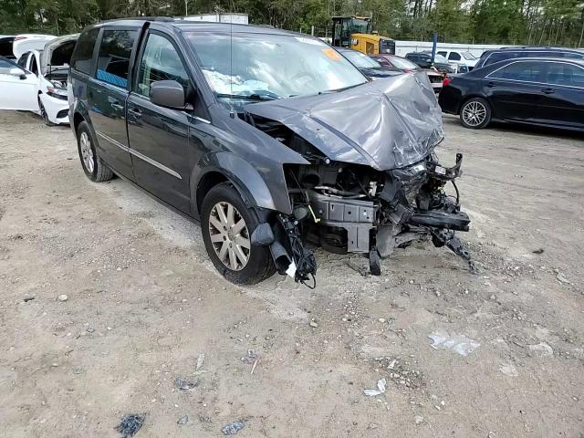 2016 Chrysler Town & Country - Image 12