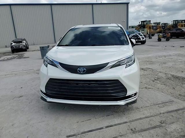2021 Toyota Sienna - Image 14