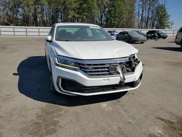 2021 Volkswagen Passat - Image 10