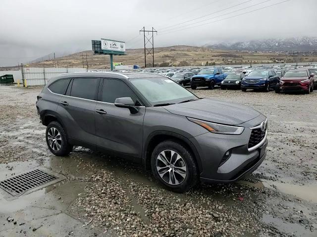 2022 Toyota Highlander - Image 11