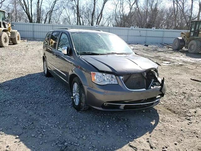 2015 Chrysler Town & Country - Image 14