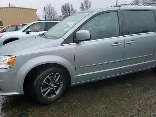 2017 Dodge Caravan - Image 12