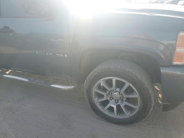 2009 Chevrolet Silverado - Image 11