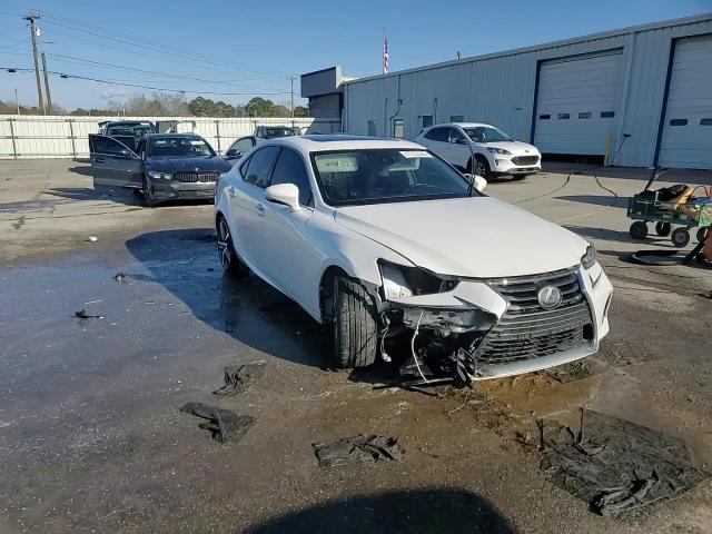 2019 Lexus IS - Image 14