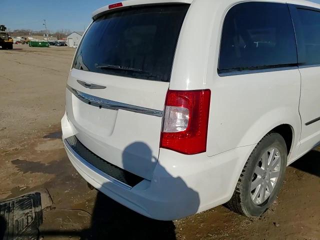 2016 Chrysler Town & Country - Image 15