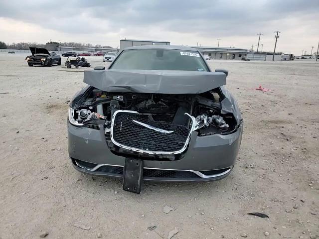 2019 Chrysler 300 - Image 11