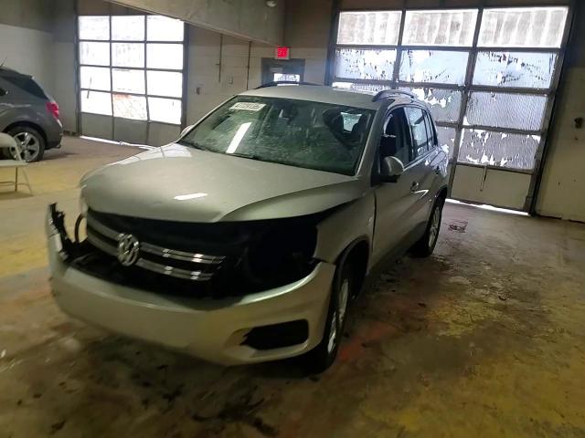 2017 Volkswagen Tiguan - Image 11