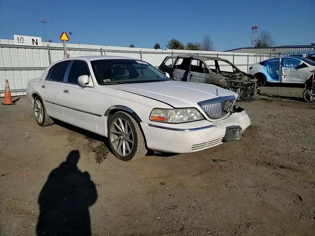 2003 Lincoln Town Car - Image 11