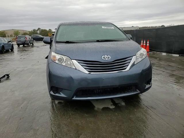 2017 Toyota Sienna - Image 15