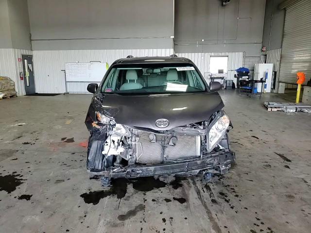2015 Toyota Sienna - Image 11