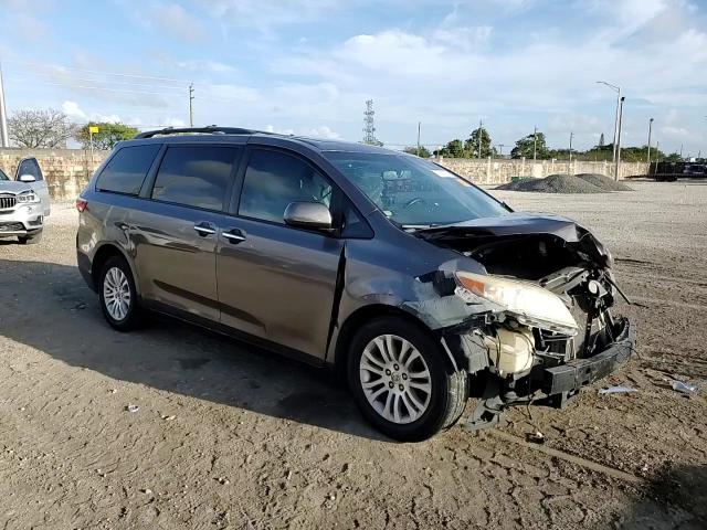 2016 Toyota Sienna - Image 12