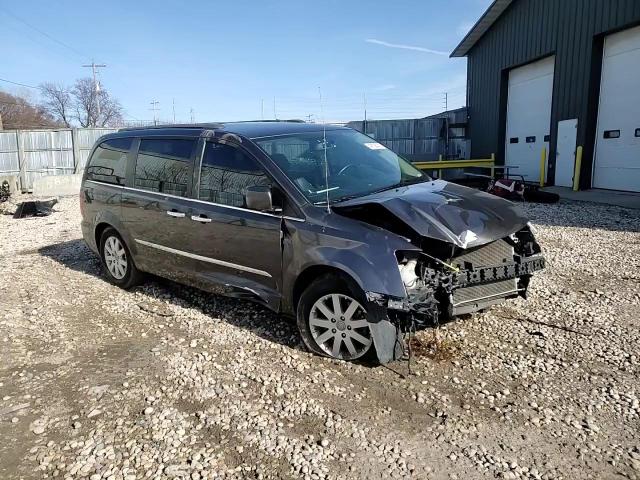 2016 Chrysler Town & Country - Image 11