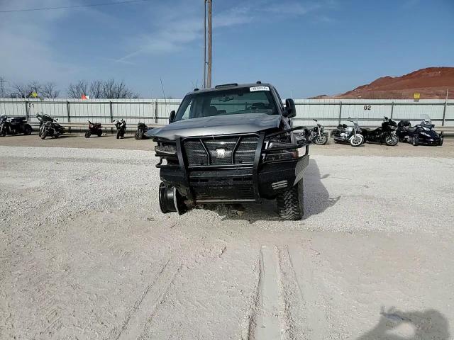 2006 Chevrolet Silverado - Image 10