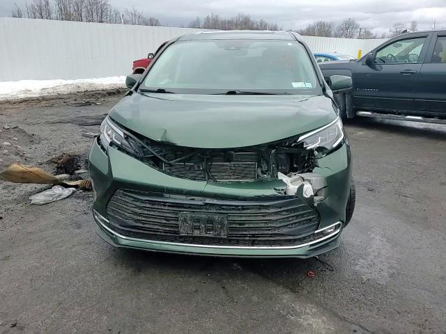 2021 Toyota Sienna - Image 11