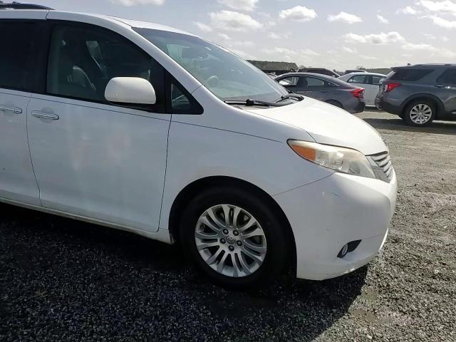 2013 Toyota Sienna - Image 14