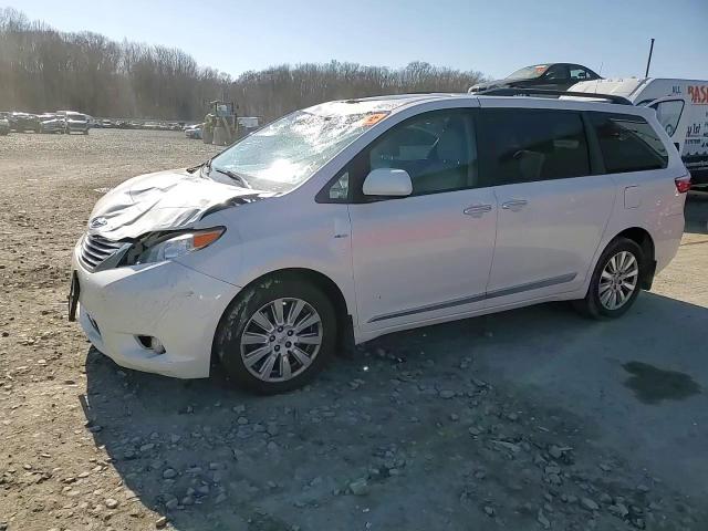2017 Toyota Sienna - Image 12