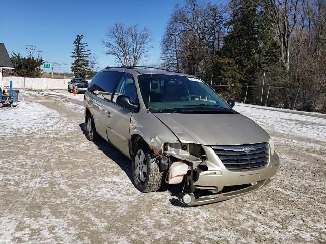 2005 Chrysler Town & Country - Image 11