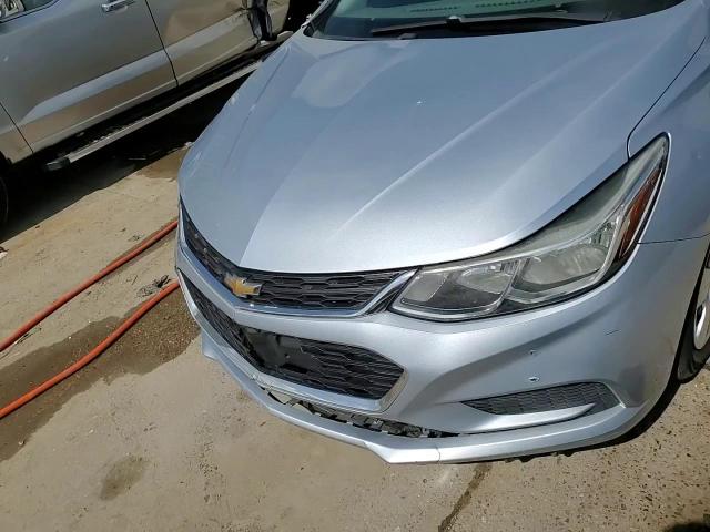 2018 Chevrolet Cruze - Image 13