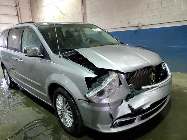 2016 Chrysler Town & Country - Image 14