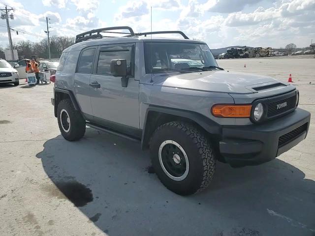 2013 Toyota FJ Cruiser - Image 12