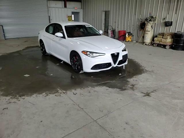 2017 Alfa Romeo Giulia - Image 14