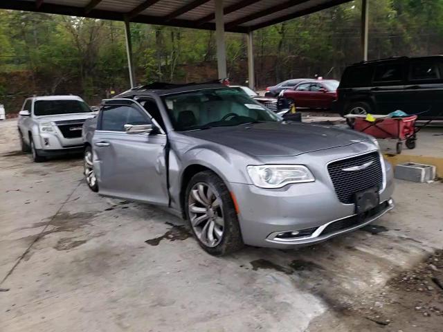 2017 Chrysler 300 - Image 10