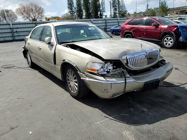 2005 Lincoln Town Car Signature VIN: 1LNHM81W55Y652982 Lot: 52984325